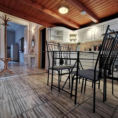 מישקולץ Belvarosi Vintage Apartman A Setaloutcan מראה חיצוני תמונה